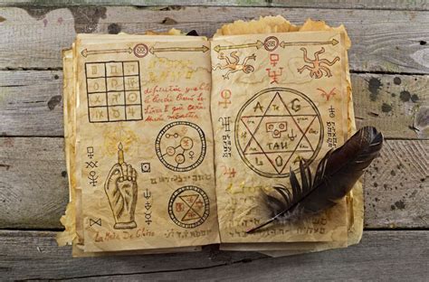The Art of Divination: The Purple Witch's Guide to Tarot and Runes